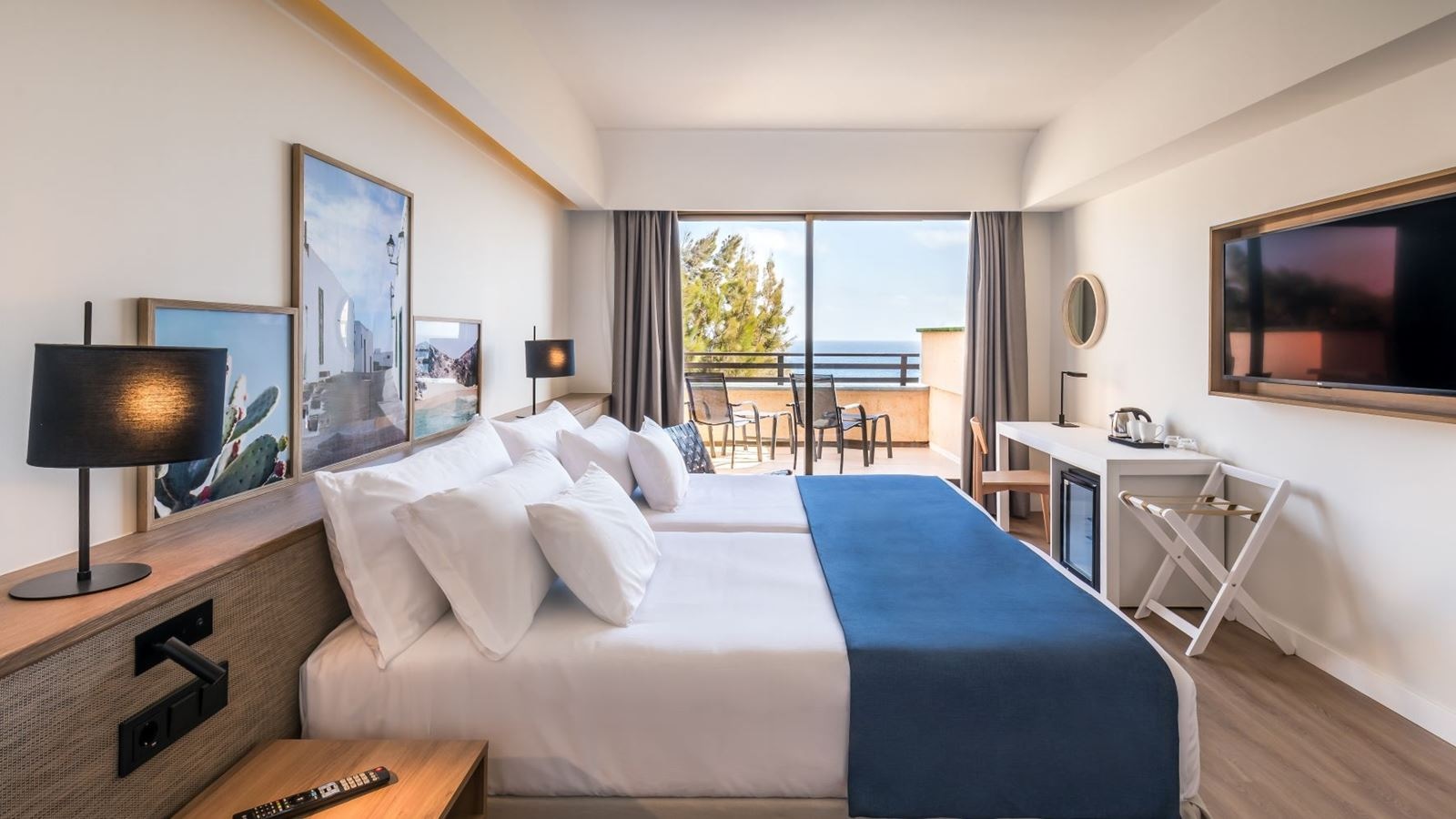 rooms-deluxe-sea-view-balcony-or-terrace