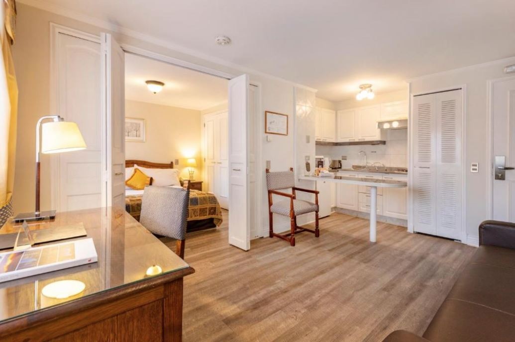 rooms-standard-studio-with-window