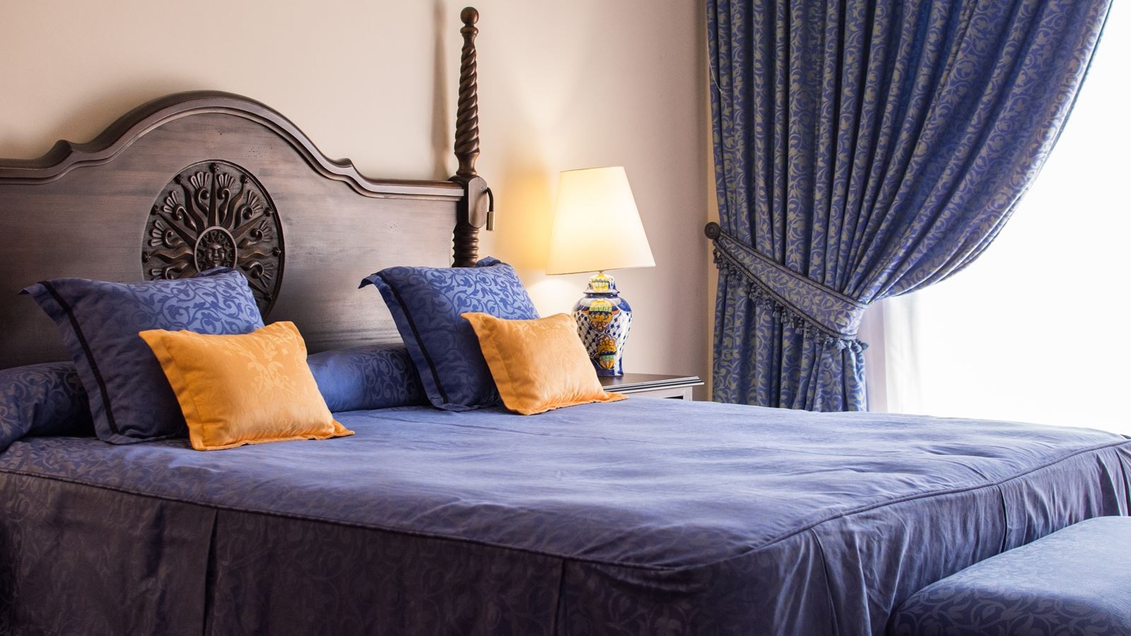 rooms-double-room-street-view-balcony-or-terrace