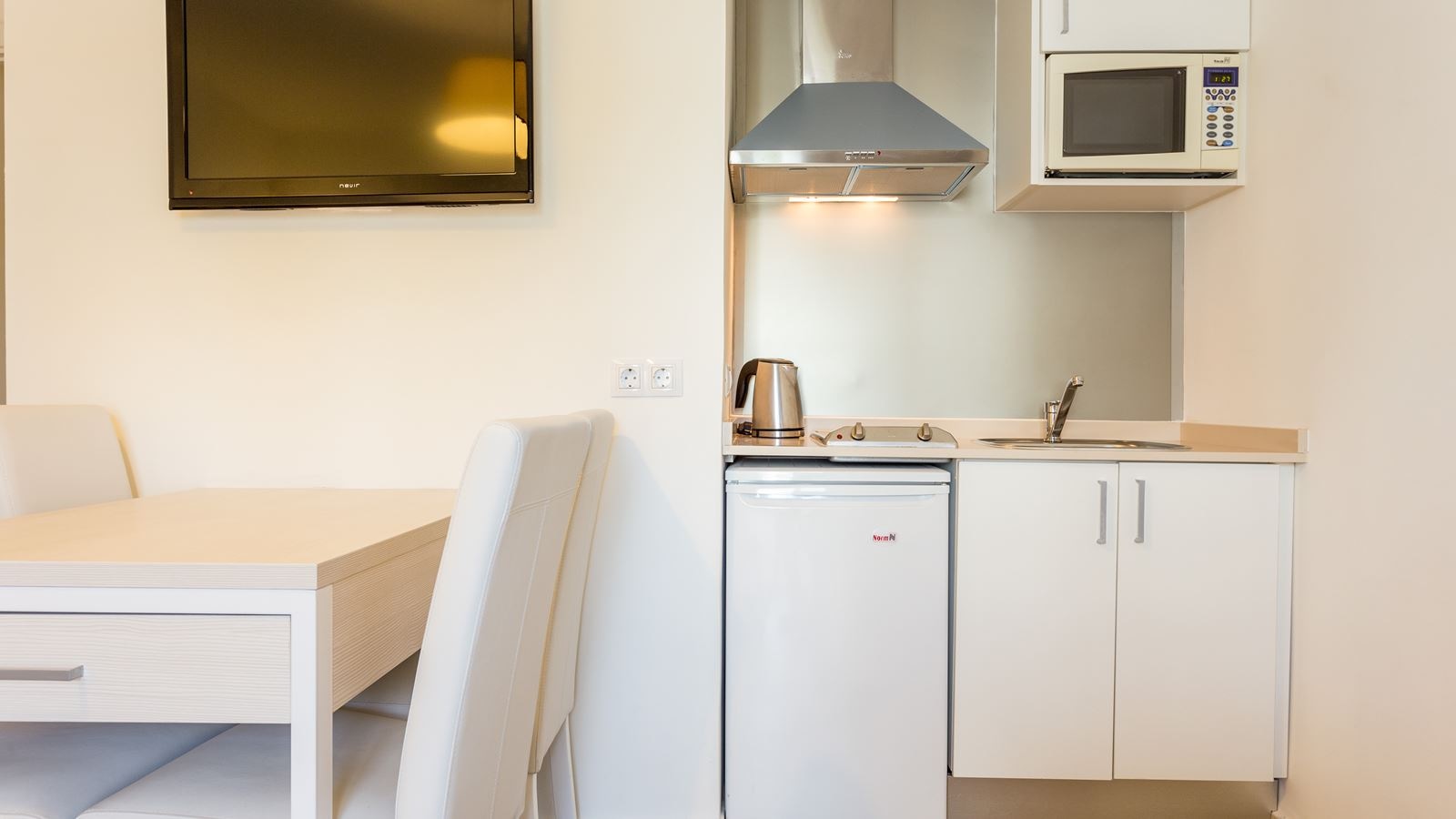 rooms-apartment--balcony-or-terrace