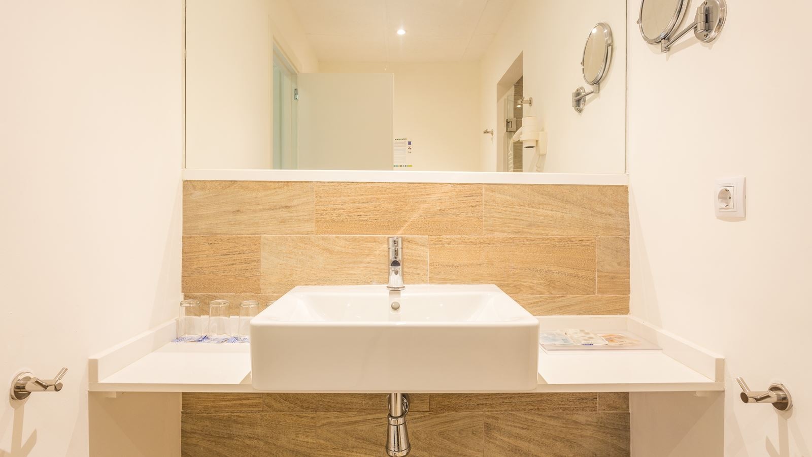 rooms-apartment--balcony-or-terrace