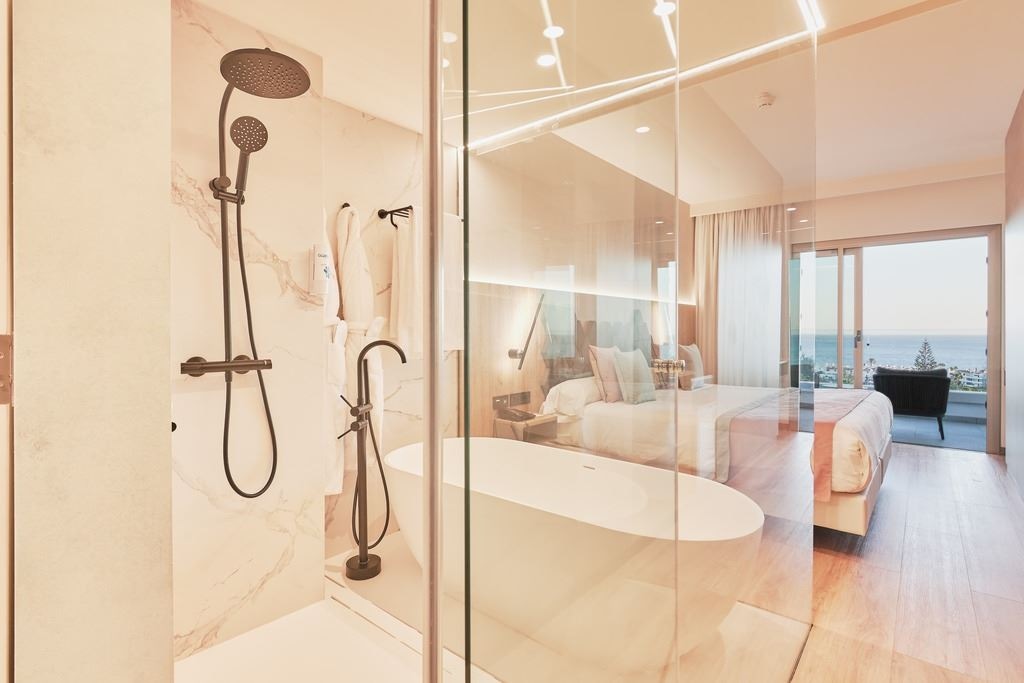 rooms-junior-suite-sea-view-with-balcony-or-terrace