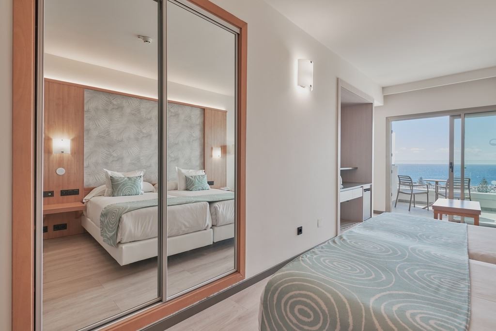 rooms-double-room-thalasso-sea-view-with-balcony-or-terrace