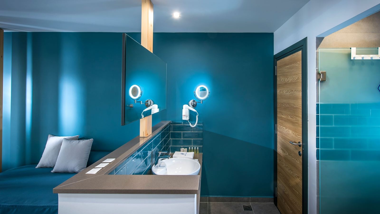 rooms-room-superior-triple-outdoor-jacuzzi