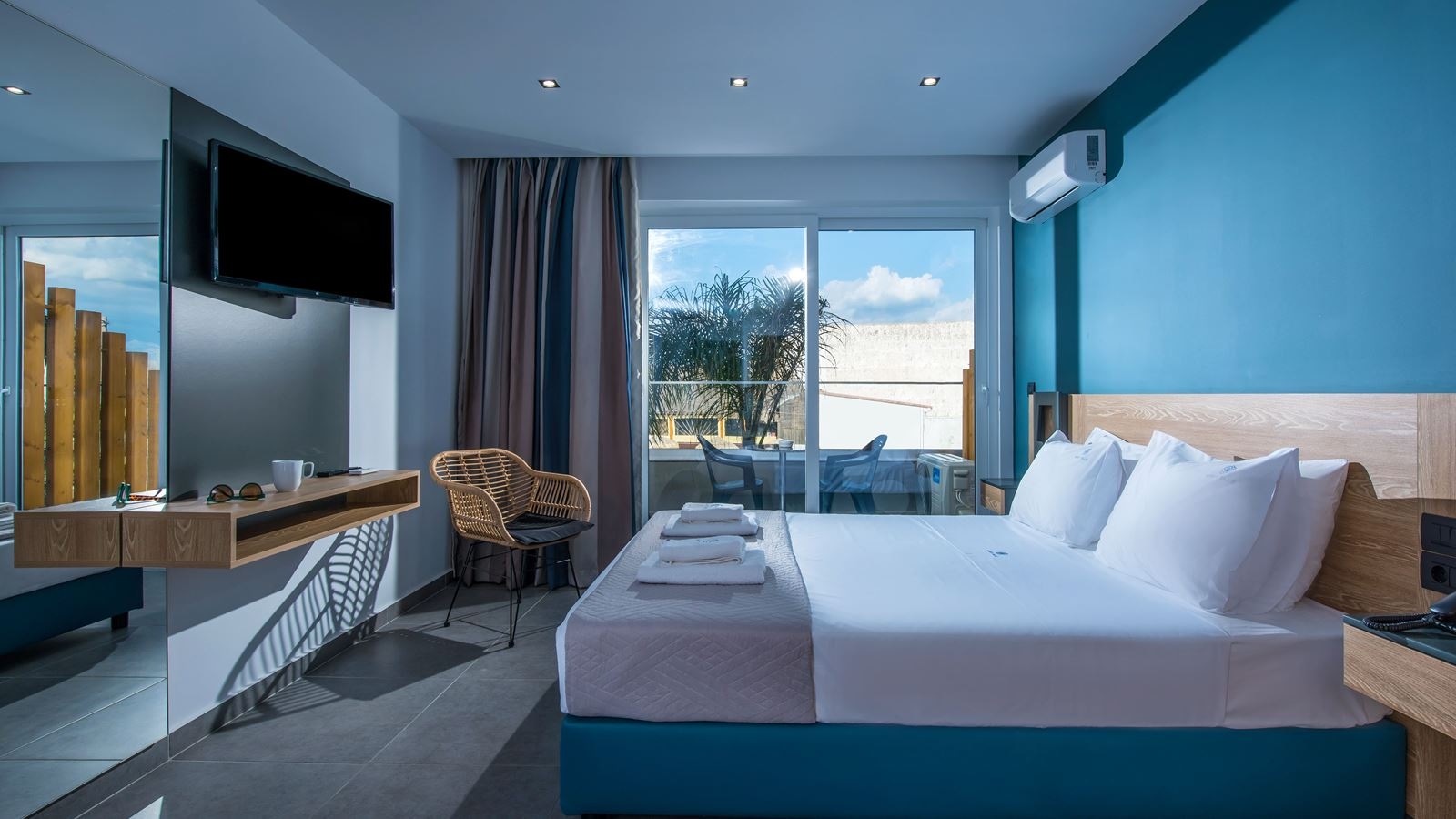 rooms-room-superior-with-pool-view