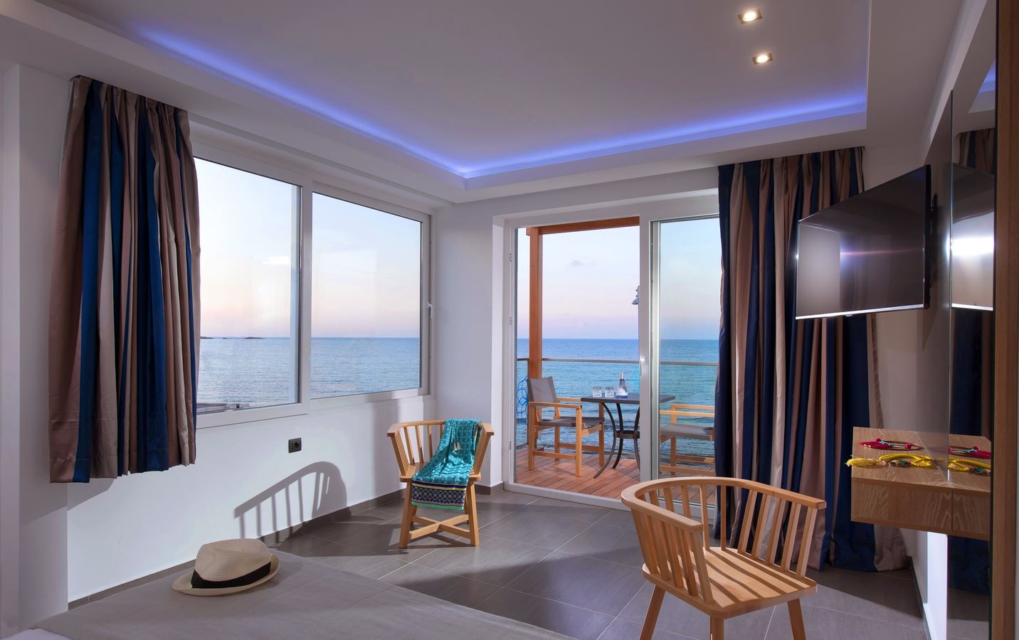 rooms-deluxe-seafront-junior-suite