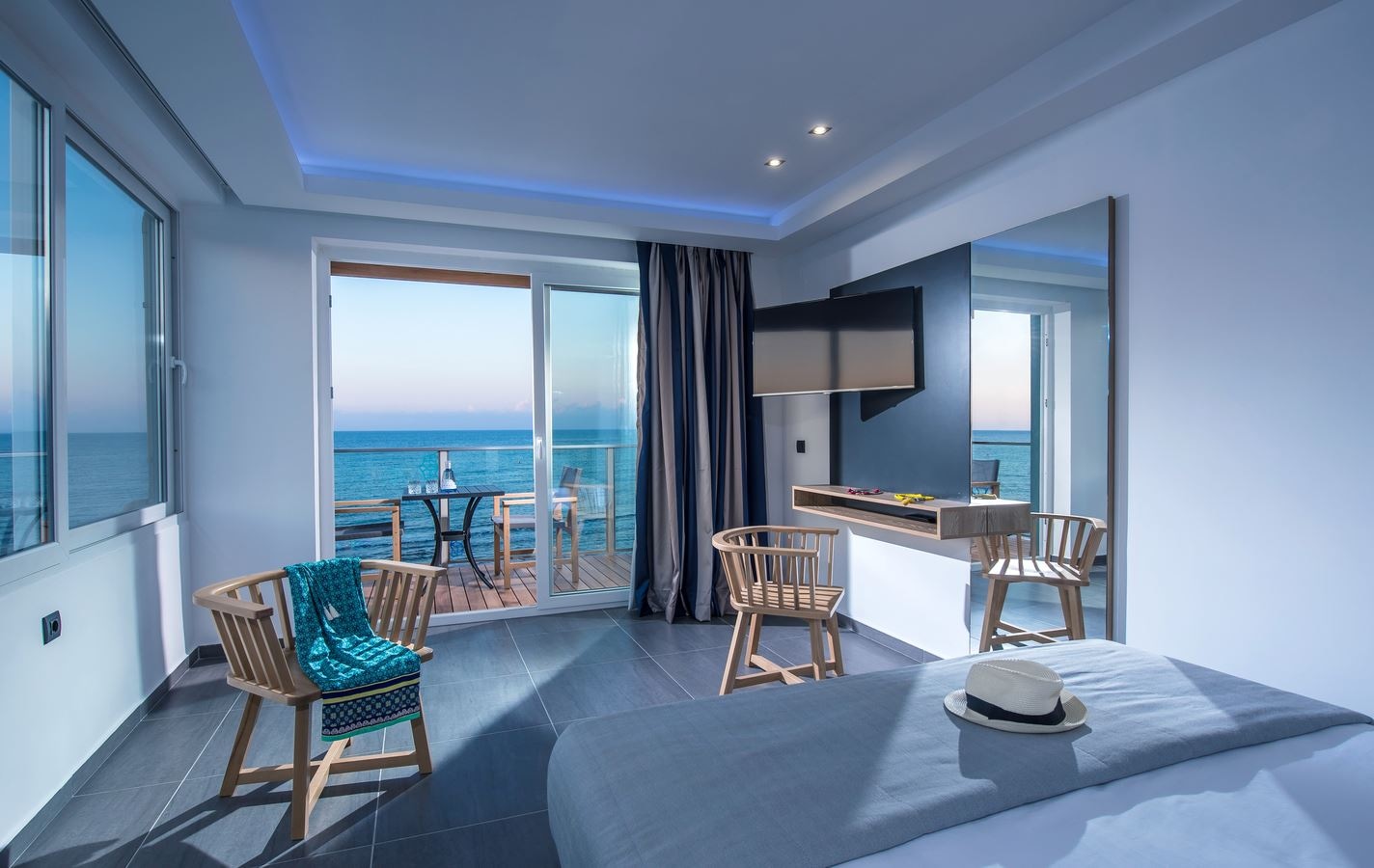 rooms-deluxe-seafront-junior-suite