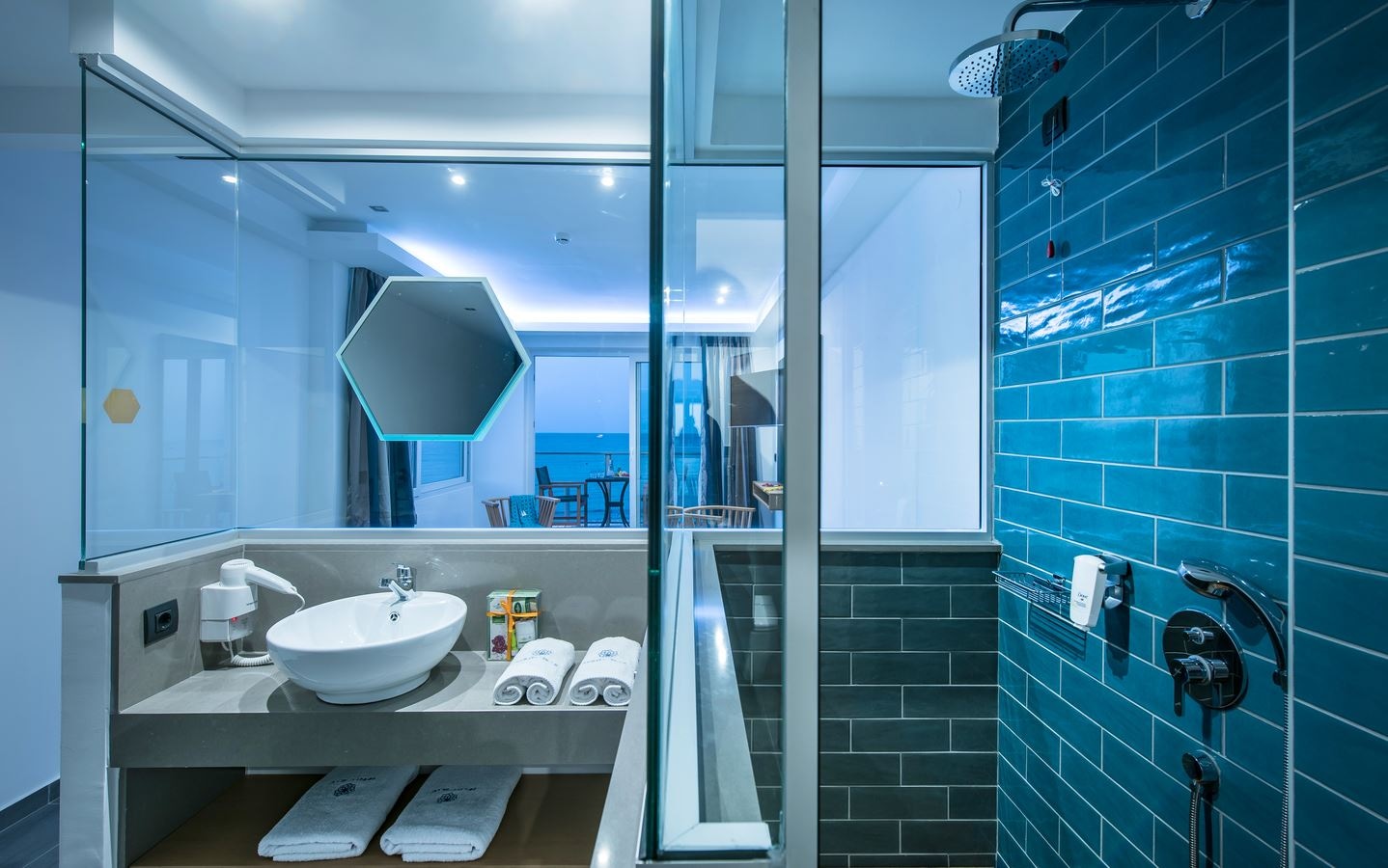 rooms-deluxe-seafront-junior-suite