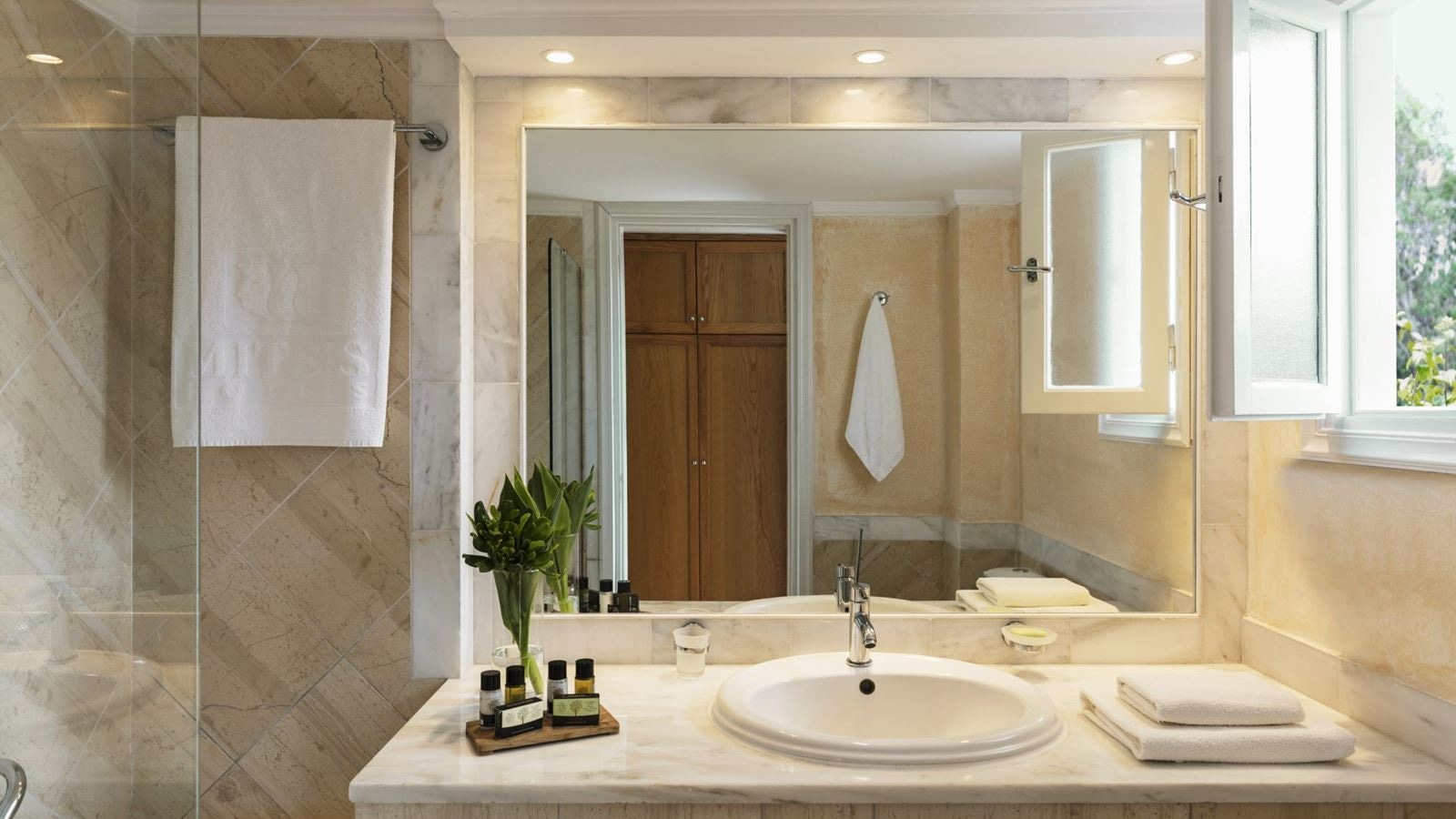 rooms-family-pool-view