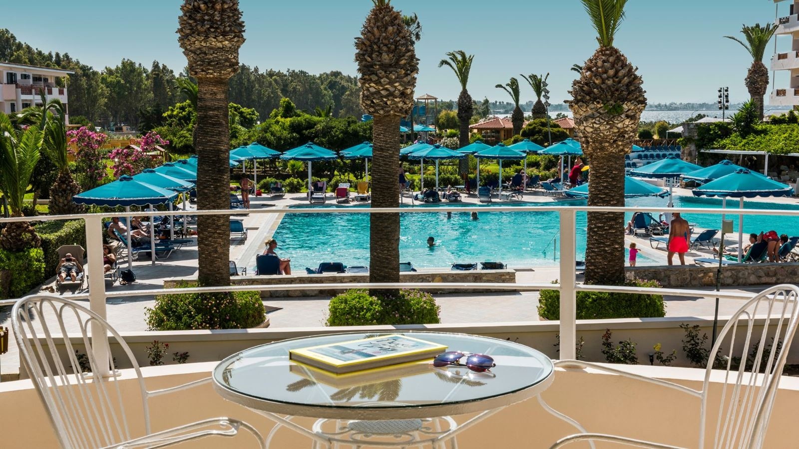 rooms-family-pool-view