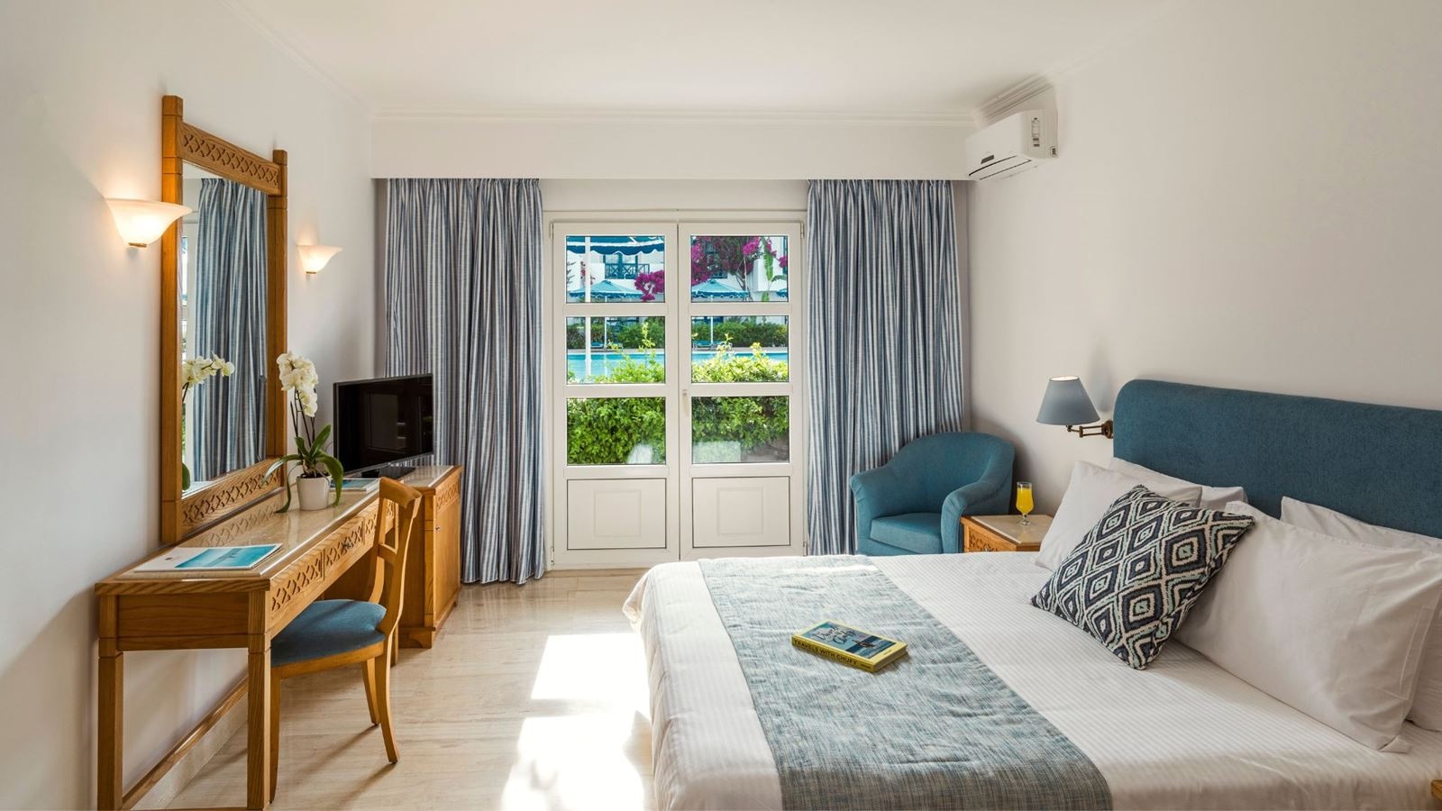 rooms-double-pool-view