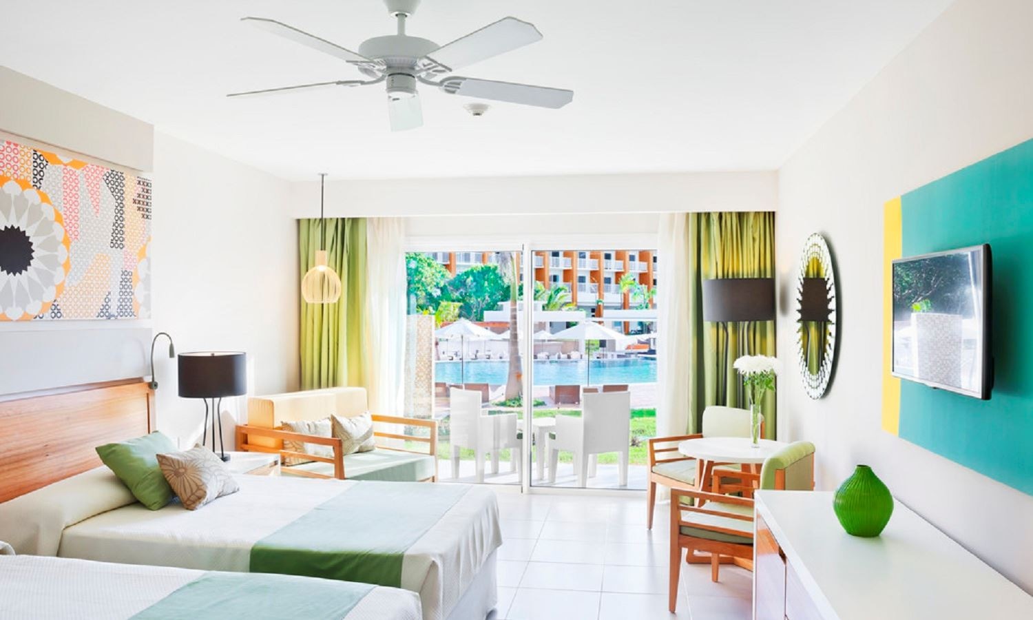 rooms-standard-room-pool-view