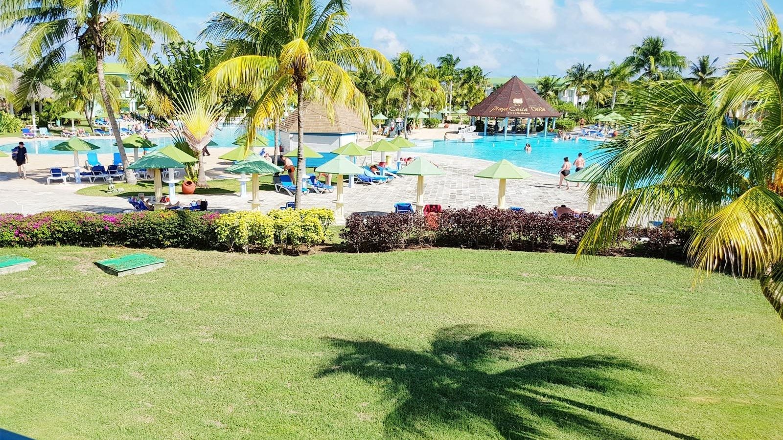 rooms-standard-double-room-pool-view
