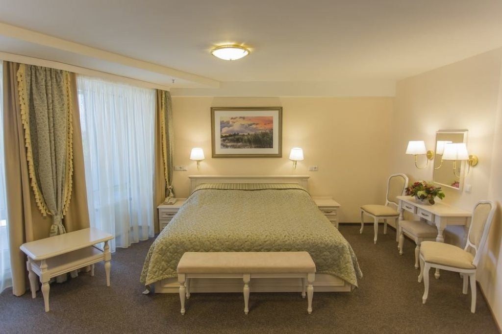 rooms-king-size-room