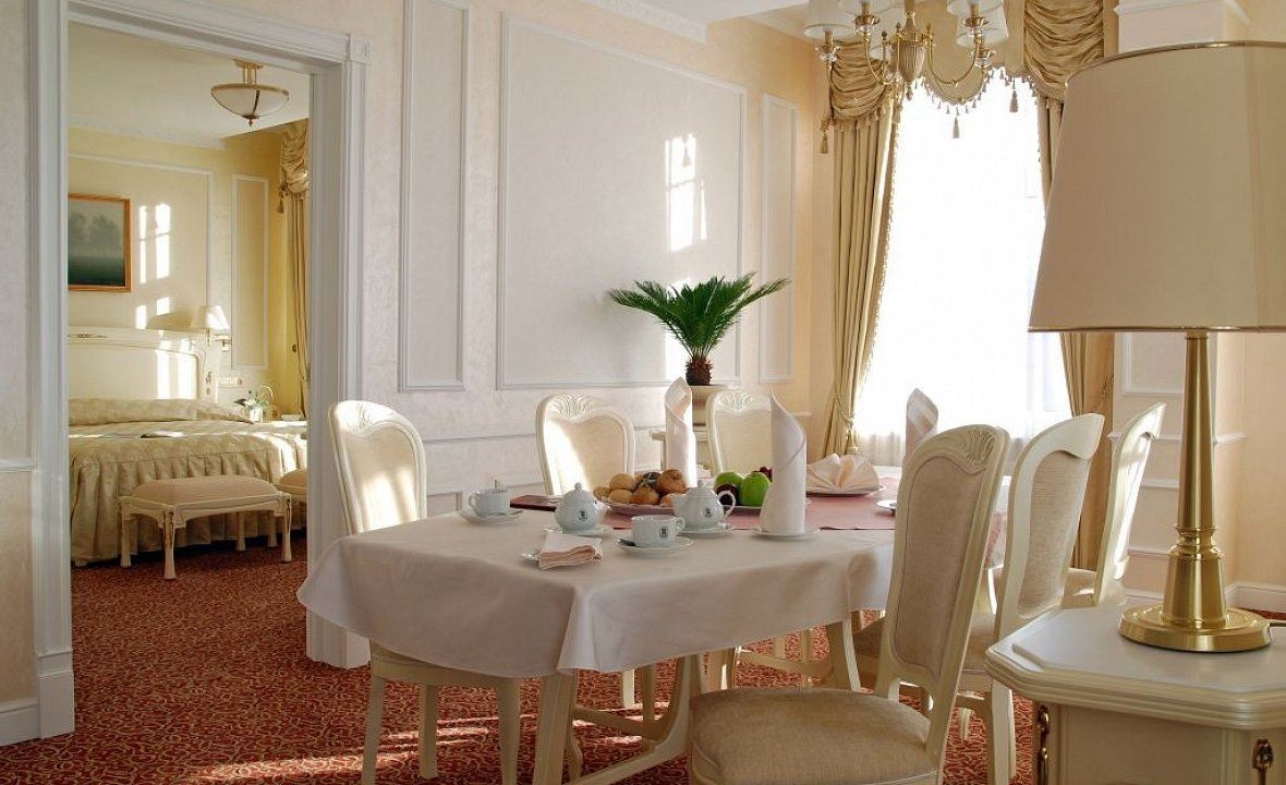 rooms-business-suite-city-hall-view