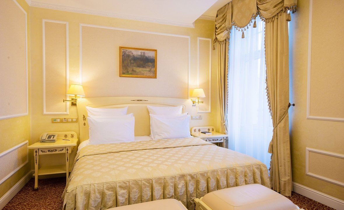 rooms-business-suite-city-hall-view