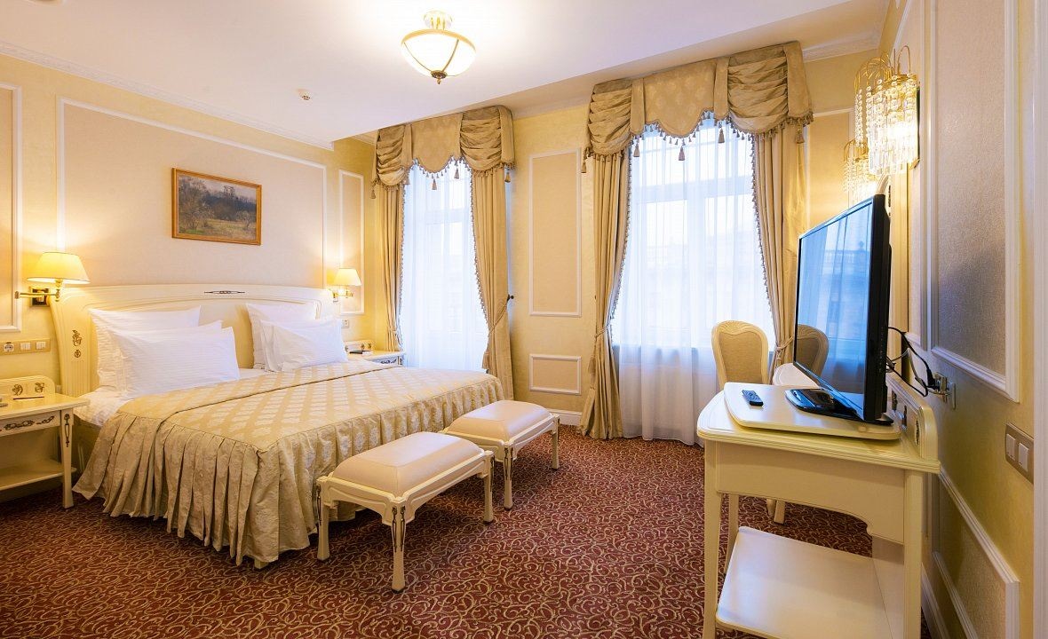 rooms-business-suite-city-hall-view