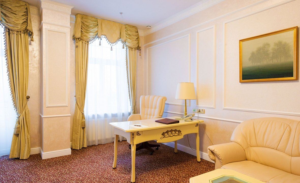 rooms-presidential-suite-city-hall-view