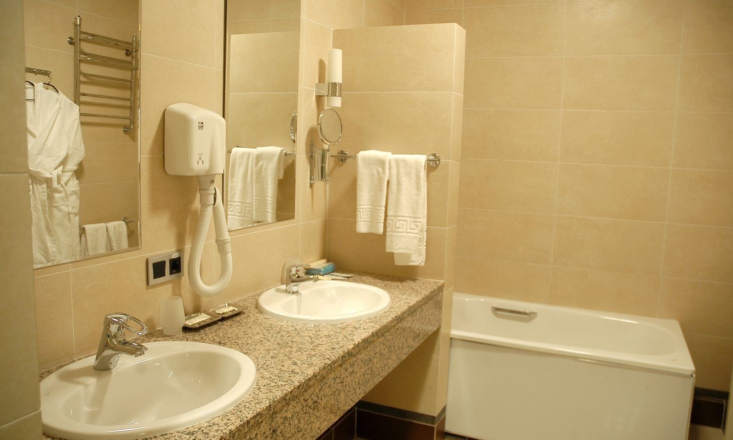 rooms-2local-business-building-no-2