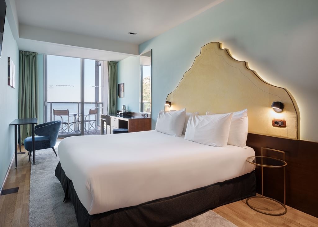 rooms-deluxe-room-with-balcony-and-sea-view