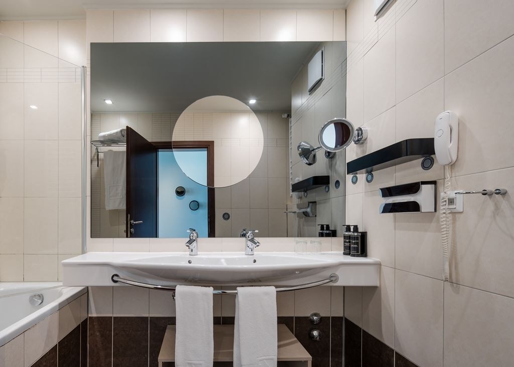 rooms-deluxe-room-with-balcony-and-sea-view