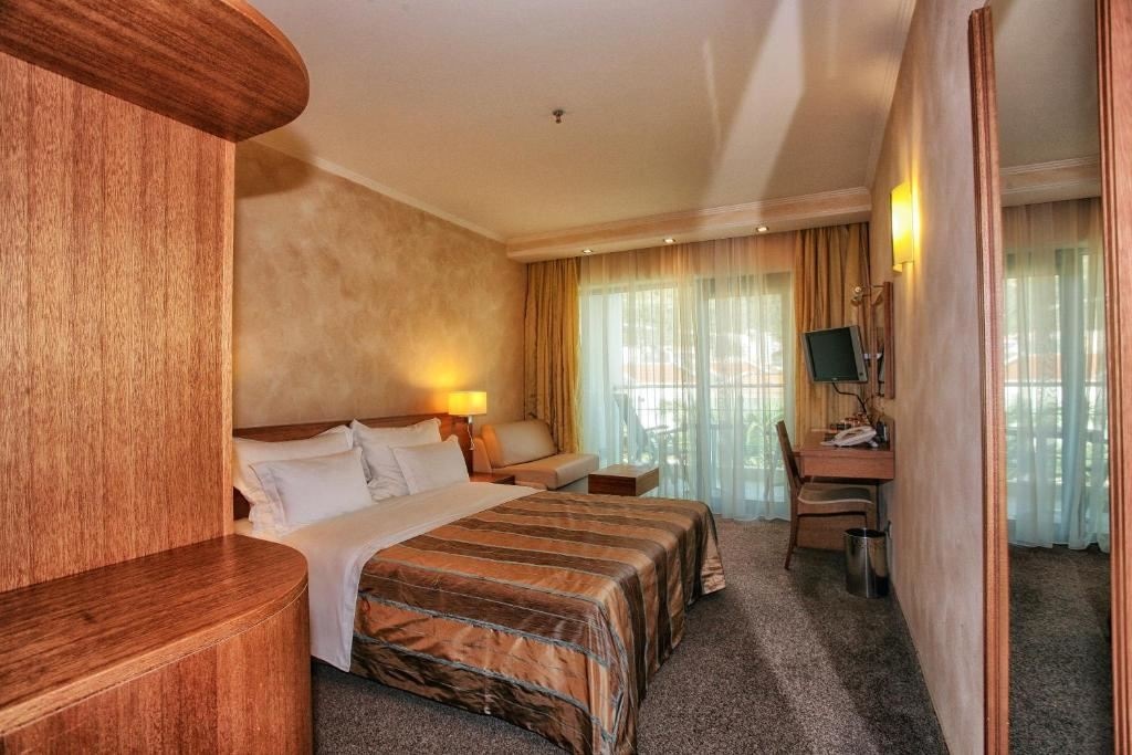 rooms-double-room-pool-view-single-use