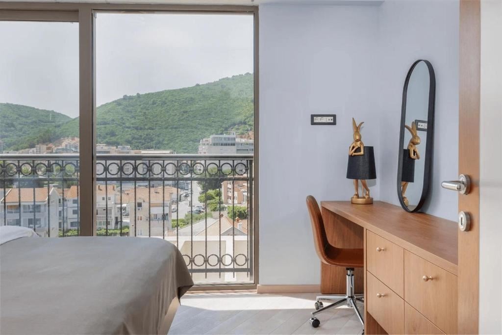 rooms-apartment-3-bedrooms-sea-view