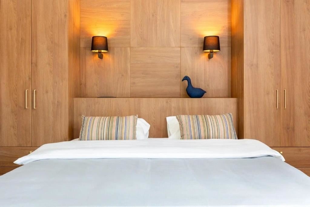 rooms-apartment-3-bedrooms-sea-view