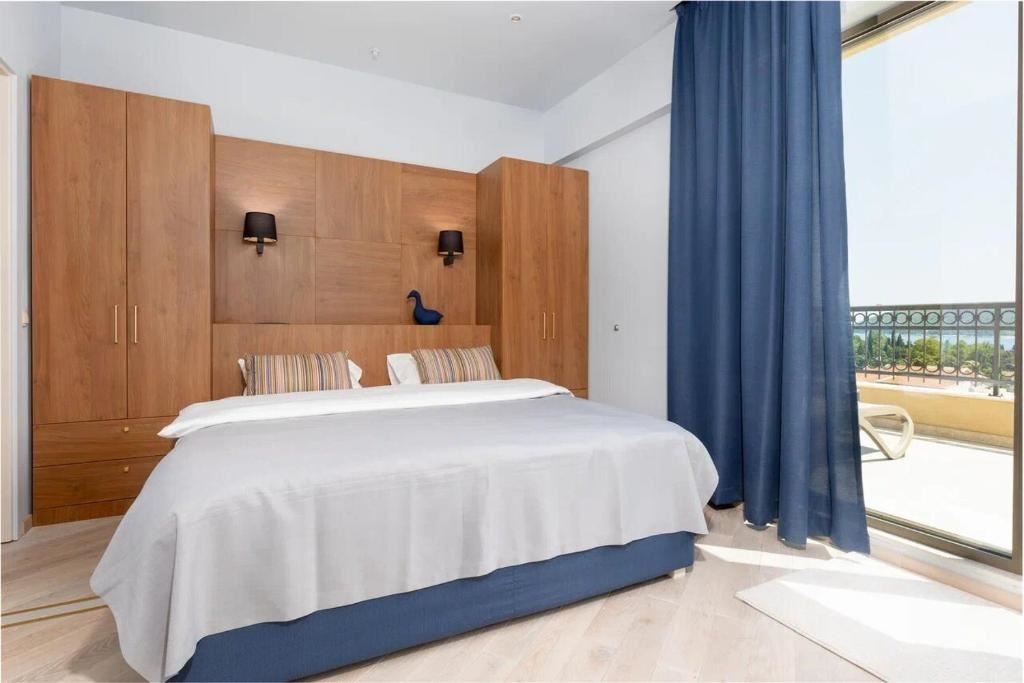 rooms-apartment-3-bedrooms-sea-view