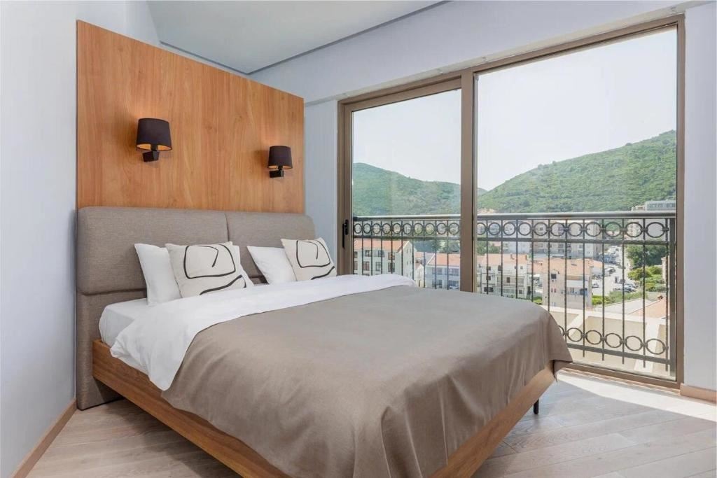 rooms-apartment-3-bedrooms-sea-view