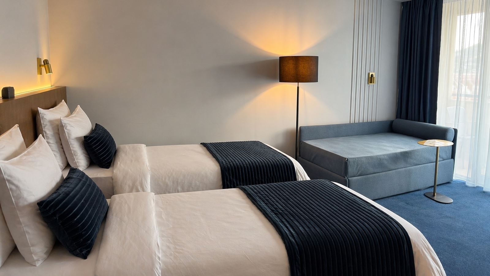 rooms-deluxe-triple-room