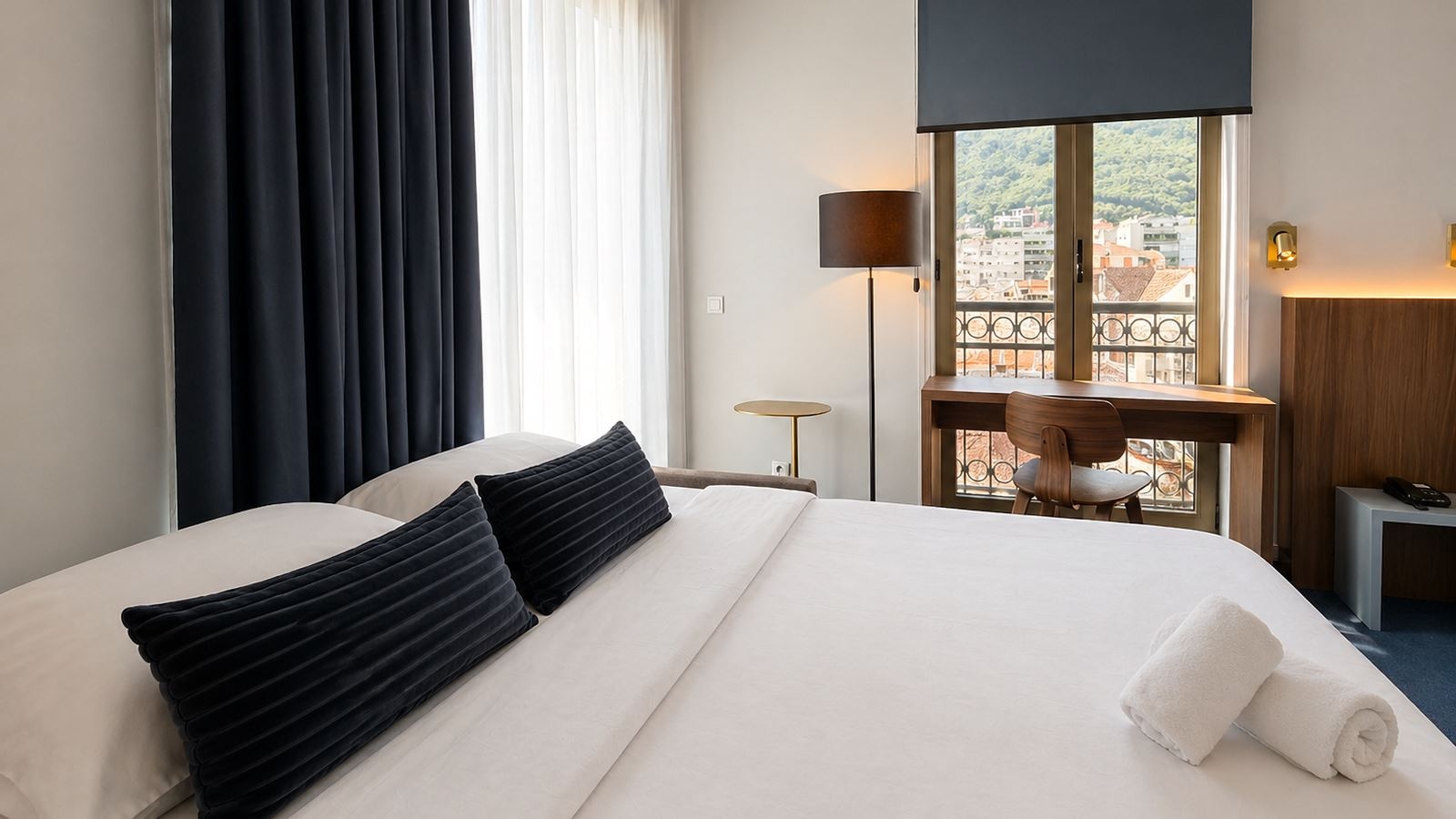 rooms-deluxe-family-room