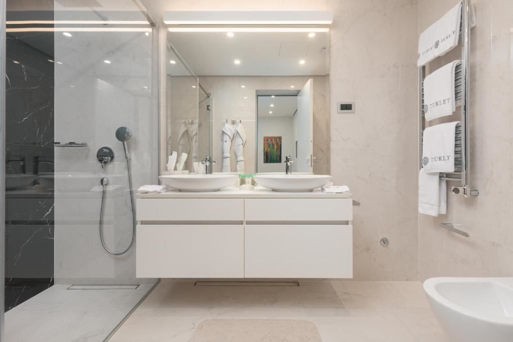 rooms-three-bedrooms-residence-garden-line