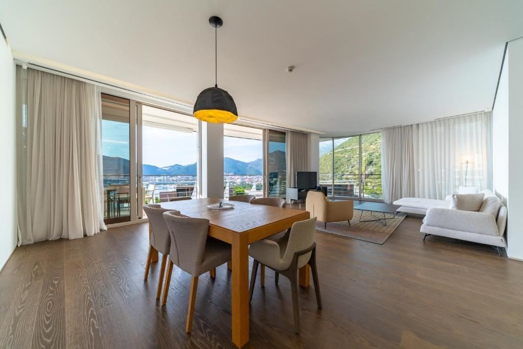 rooms-three-bedrooms-residence-sea-view-sunny-hill-line