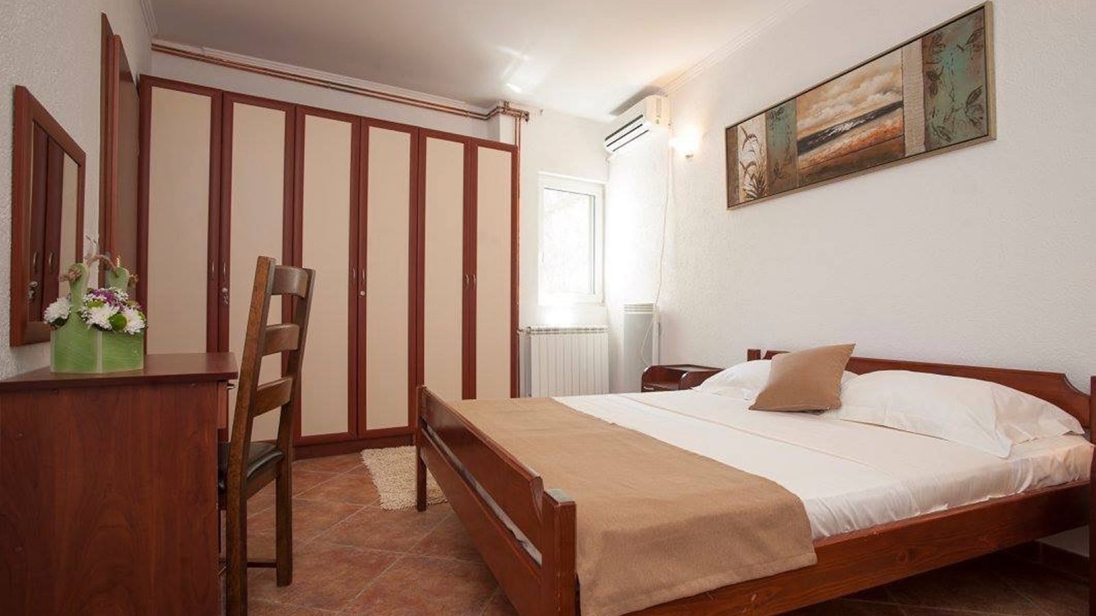 rooms-one-bedroom-apartment-ground-floor-with-french-balcony