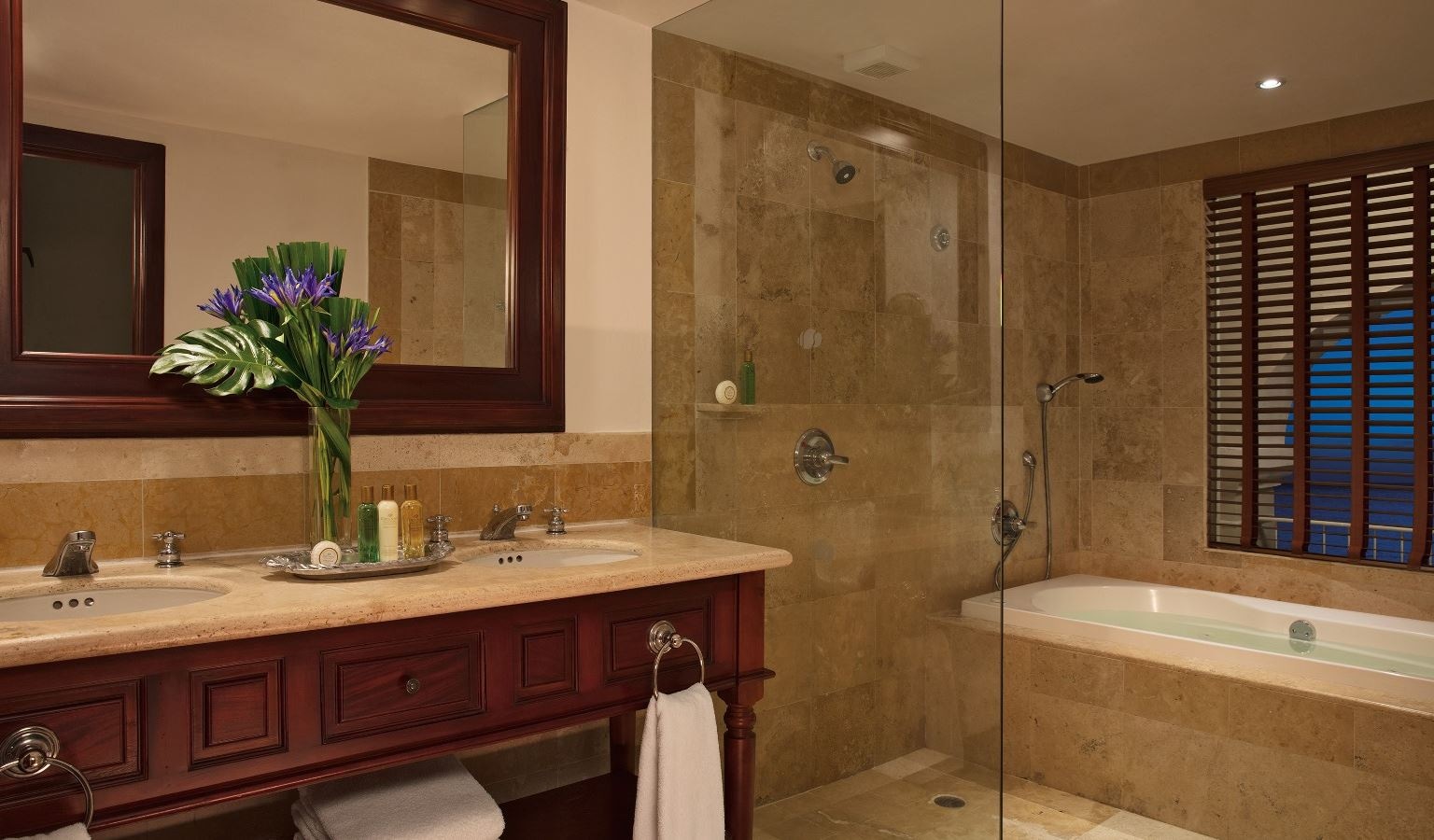 rooms-preferred-club-junior-suite-ocean-front