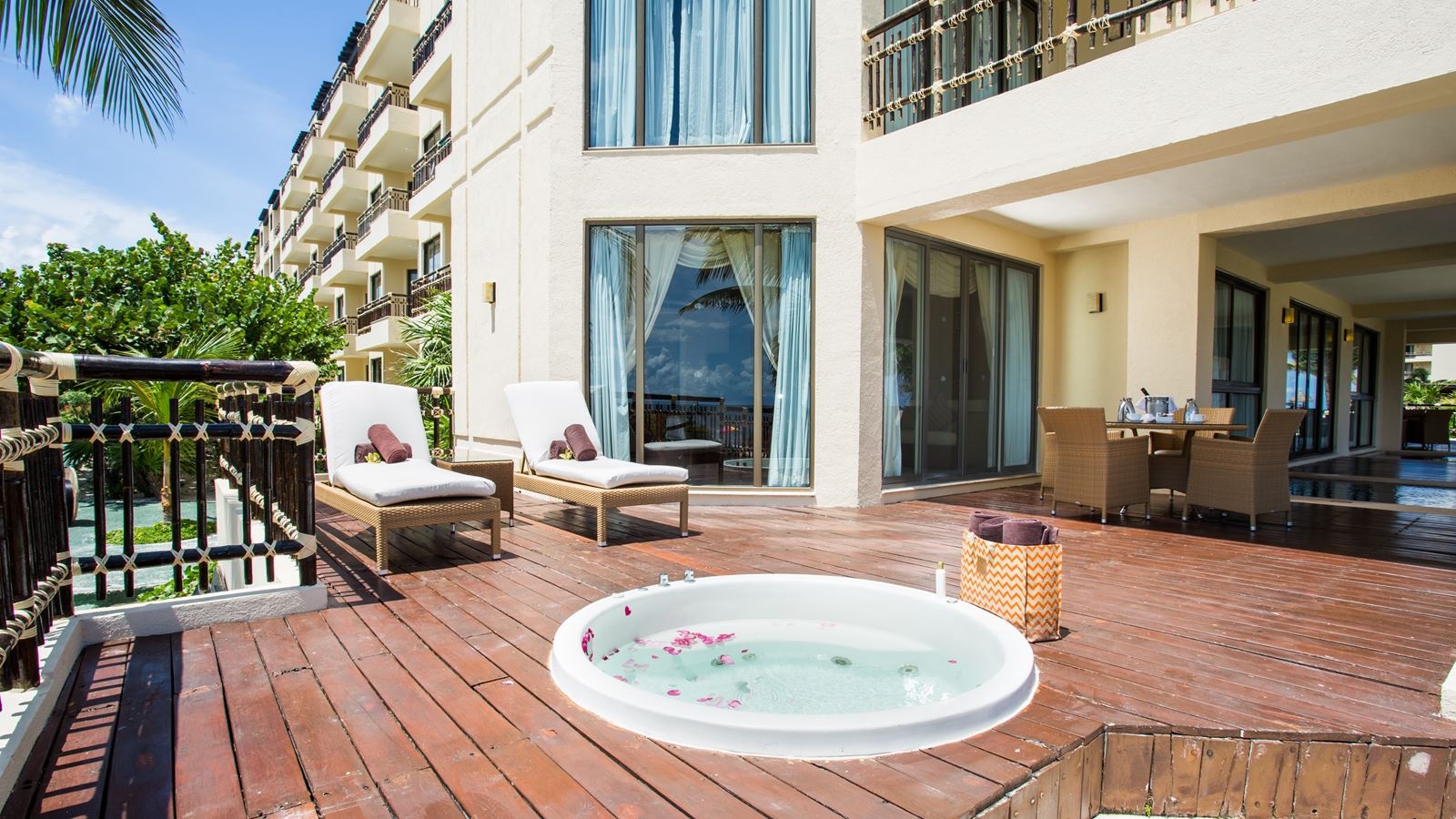 rooms-preffered-club-ocean-front-governor-suite